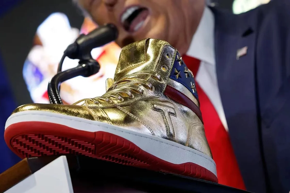 美国前总统特朗普卖运动鞋、香水来凑罚款？
